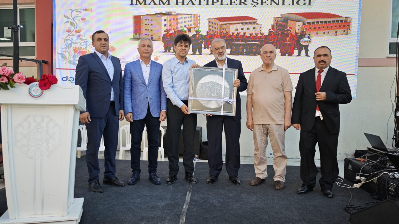 Mersin'de imam hatip öğrencilerinin hazırladığı eserler sergilendi