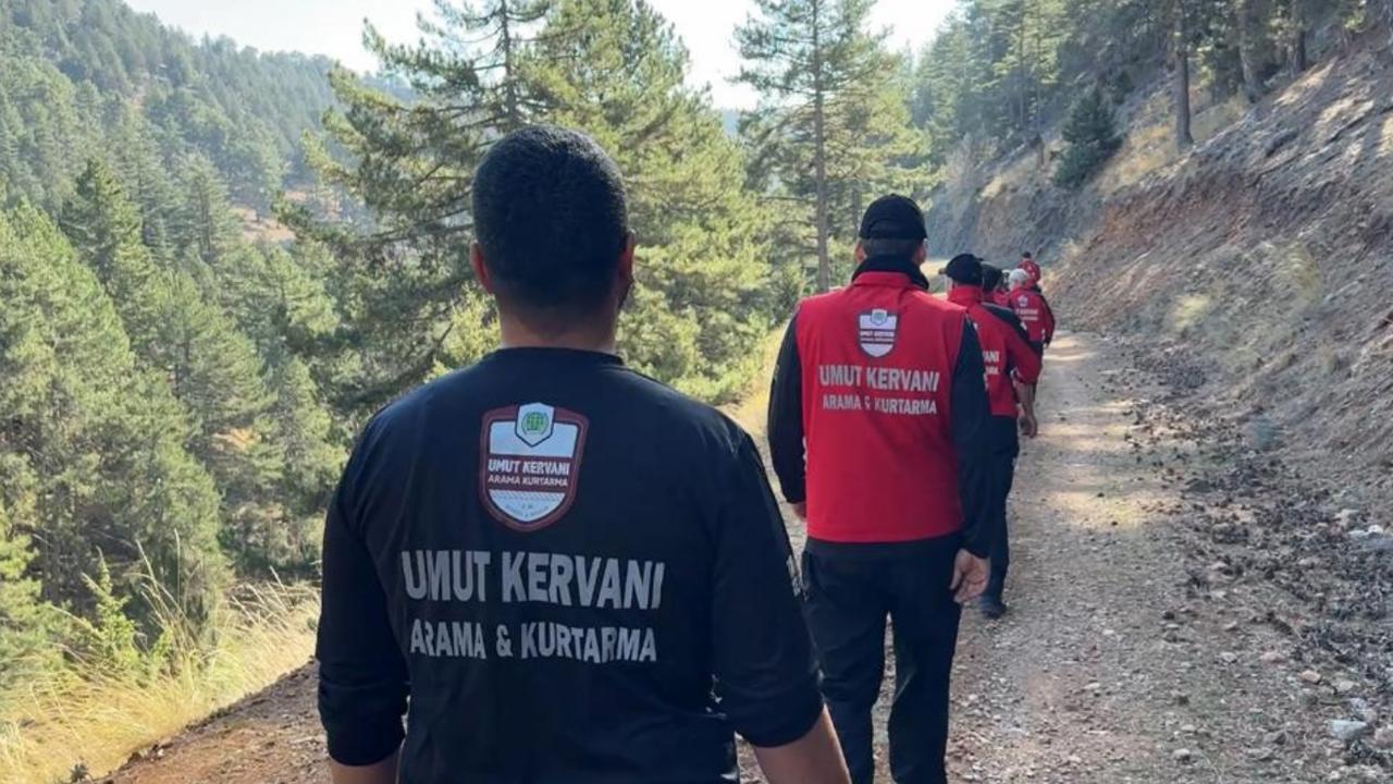 Adana Umut Kervanı Arama Kurtarma ekibi ormanda tatbikat yaptı