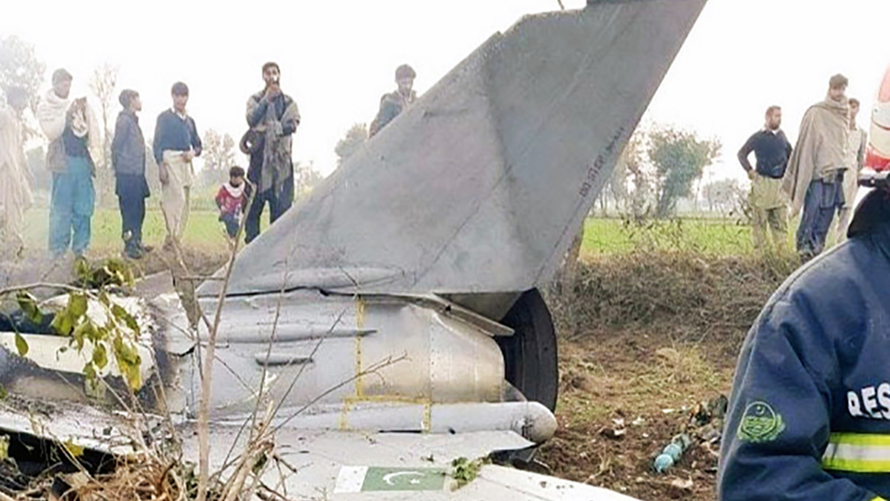Pakistan ordusuna ait eğitim uçağı düştü: 2 pilot hayatını kaybetti
