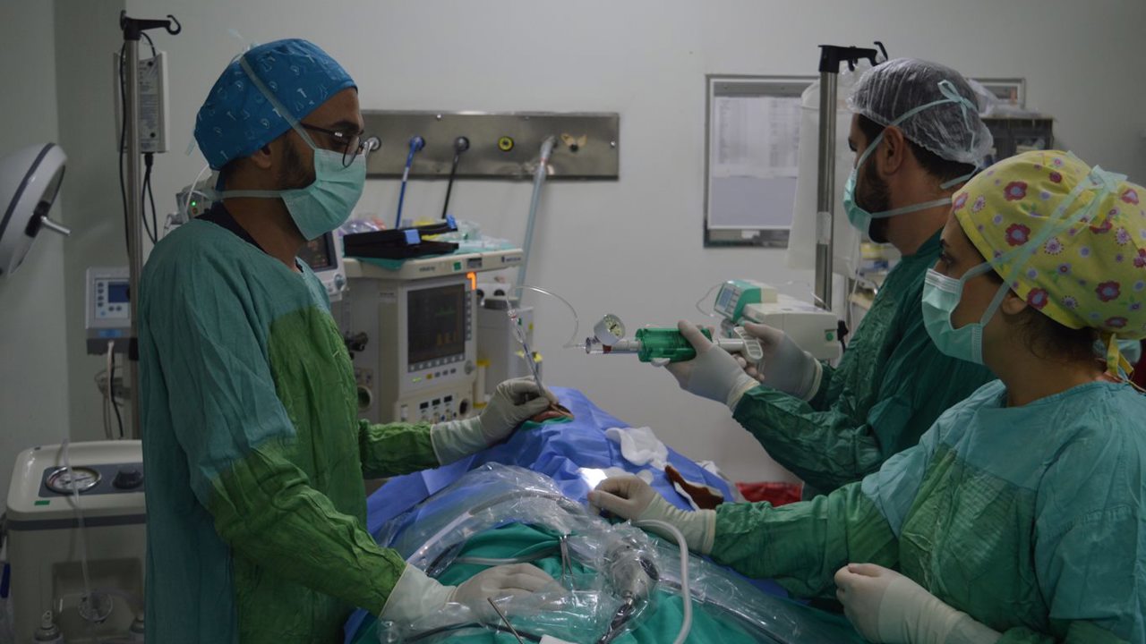 Türkiye’de sayılı merkezde uygulanan östaki tüp plastiği ameliyatı Siirt’te hastalara umut oluyor
