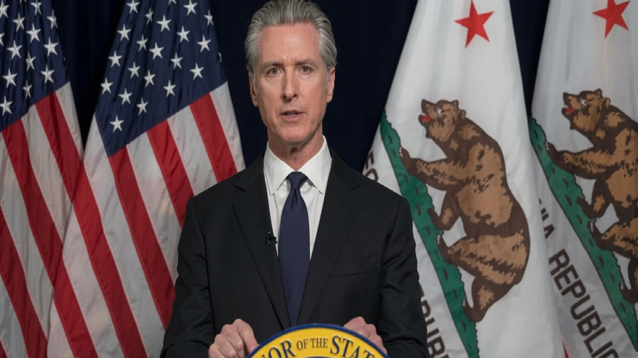 Newsom: Trump, başkanlık yarışındaki rakiplerinin geçmişlerini bakanlık aracılığıyla araştırarak susturmaya çalışıyor