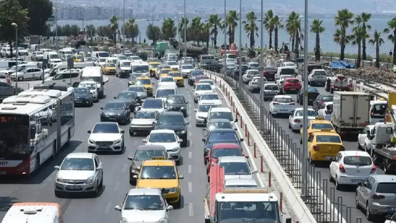 İzmir'de trafiğe kayıtlı araç sayısı 2,1 milyonu aştı