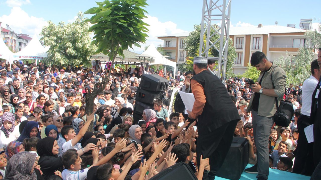   Celal Karatür Bingöllülere ilahi ziyafeti sundu