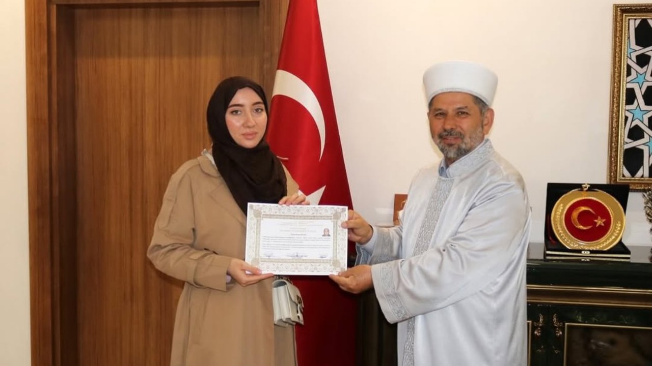 İslamiyeti kabul eden Rus vatandaşına Zehra ismi verildi