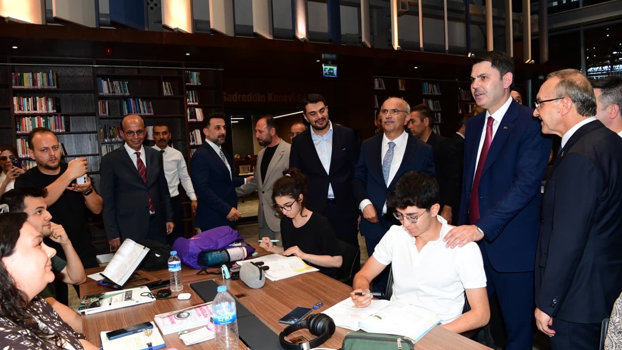 Bakan Kurum Şehir Kütüphanesi’nde Gençlerle Buluştu