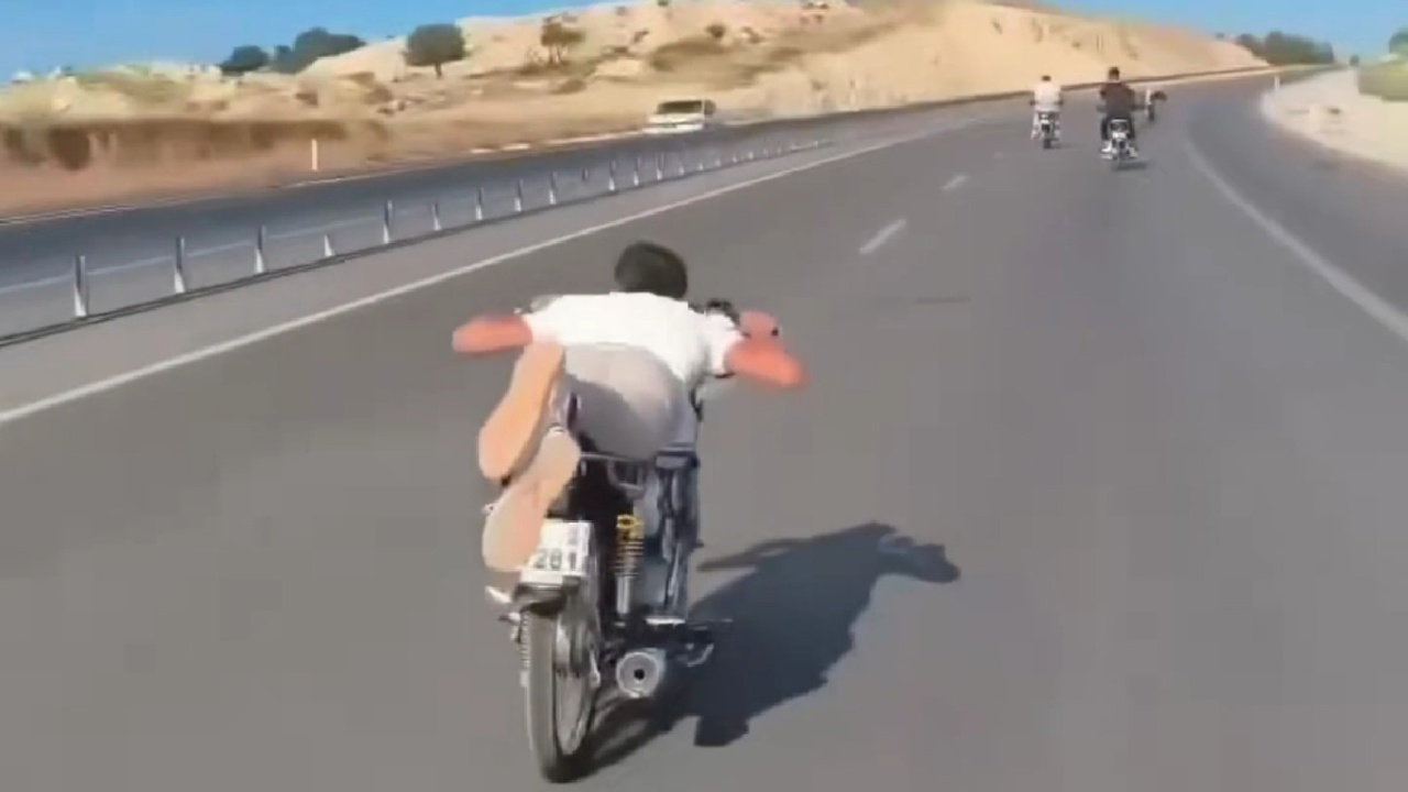 Akrobatik hareketlerle trafiği tehlikeye atan motosiklet sürücülerine ceza