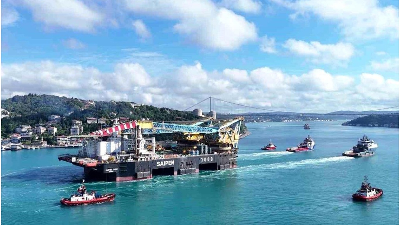 Dev gemi boğazda! Saipem 7000’in geçişi nedeniyle trafik durduruldu