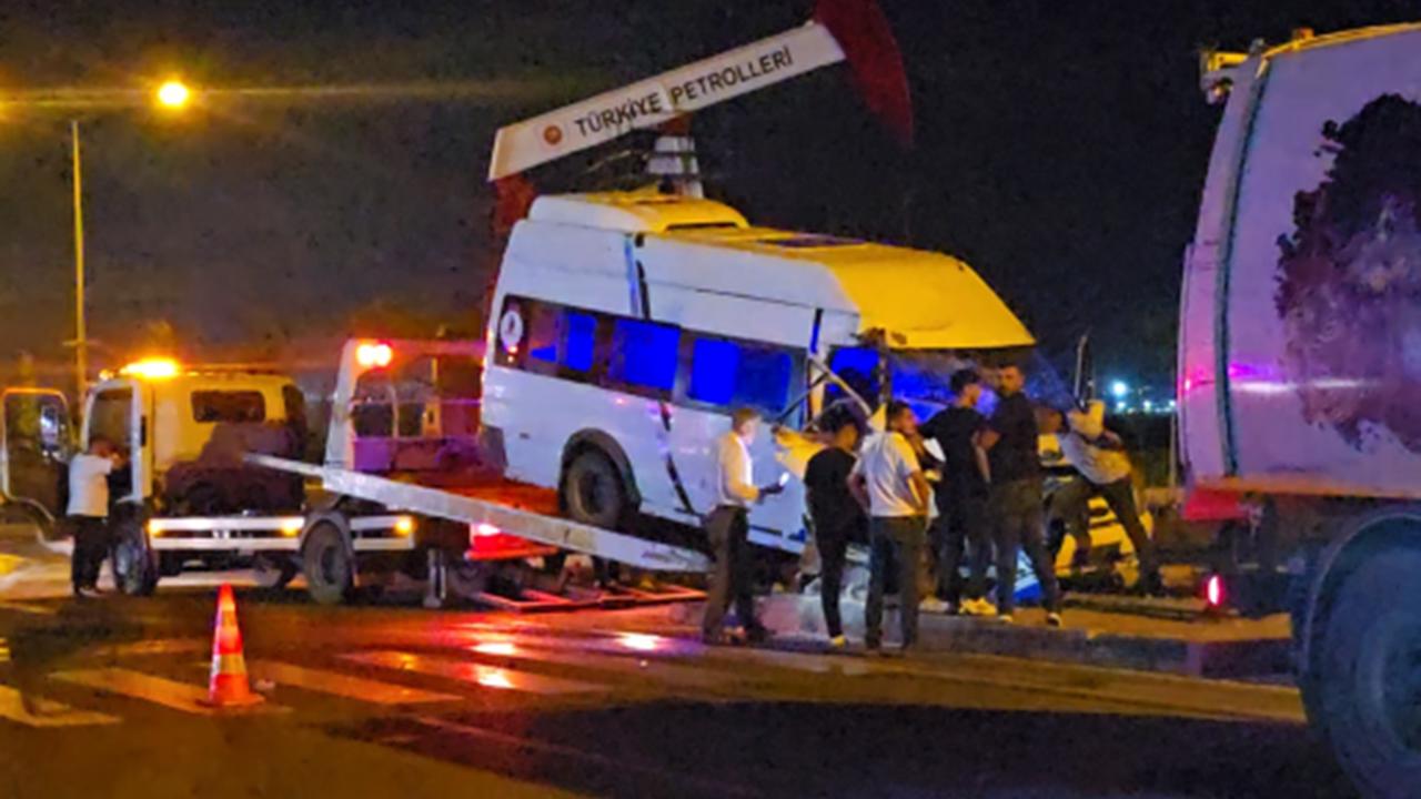 Minibüs ile çöp kamyonu çarpıştı