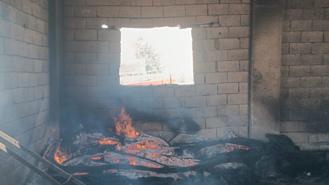Siirt'te evin ahır olarak kullanılan bölümünde yangın çıktı