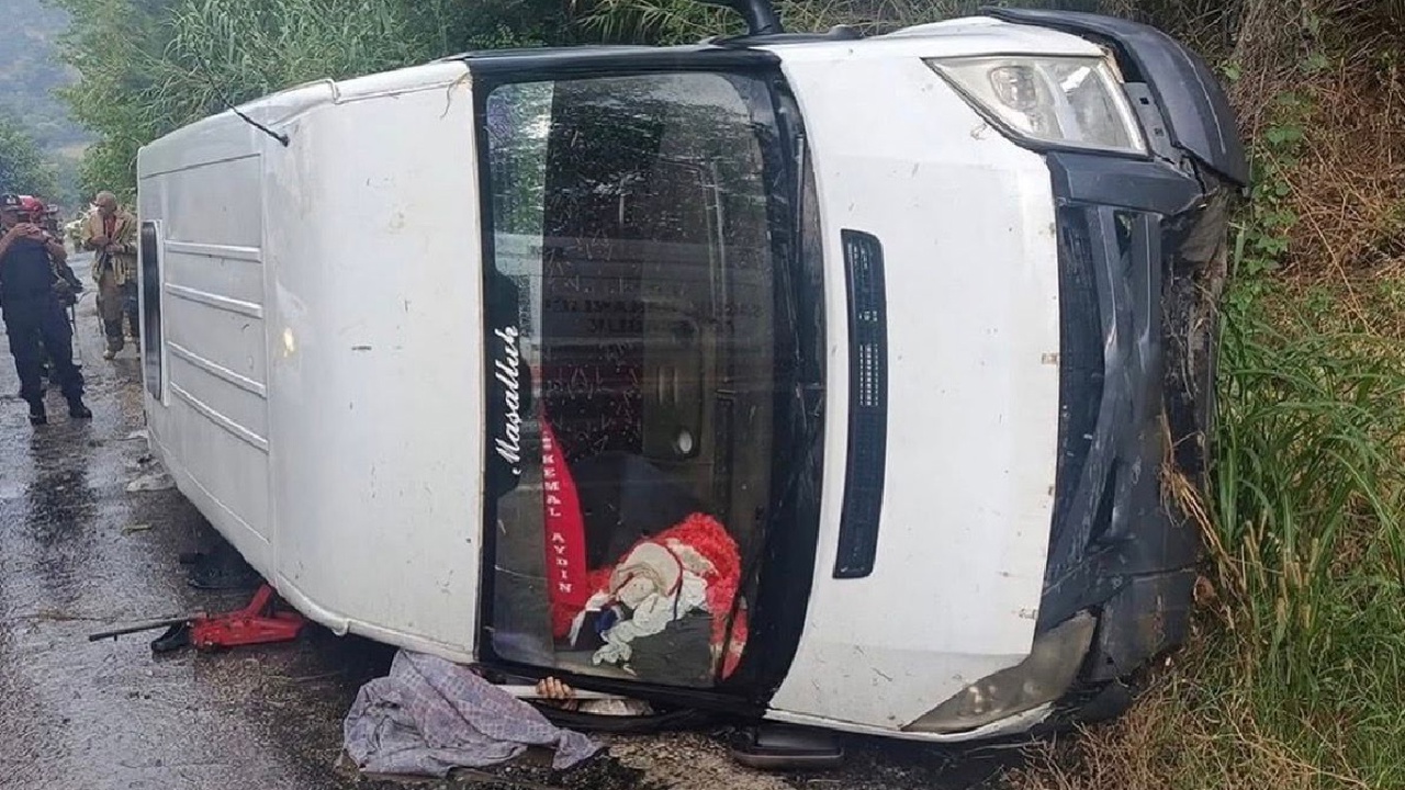 Tarım işçilerini taşıyan servis şarampole devrildi: Bir ölü, 10 yaralı