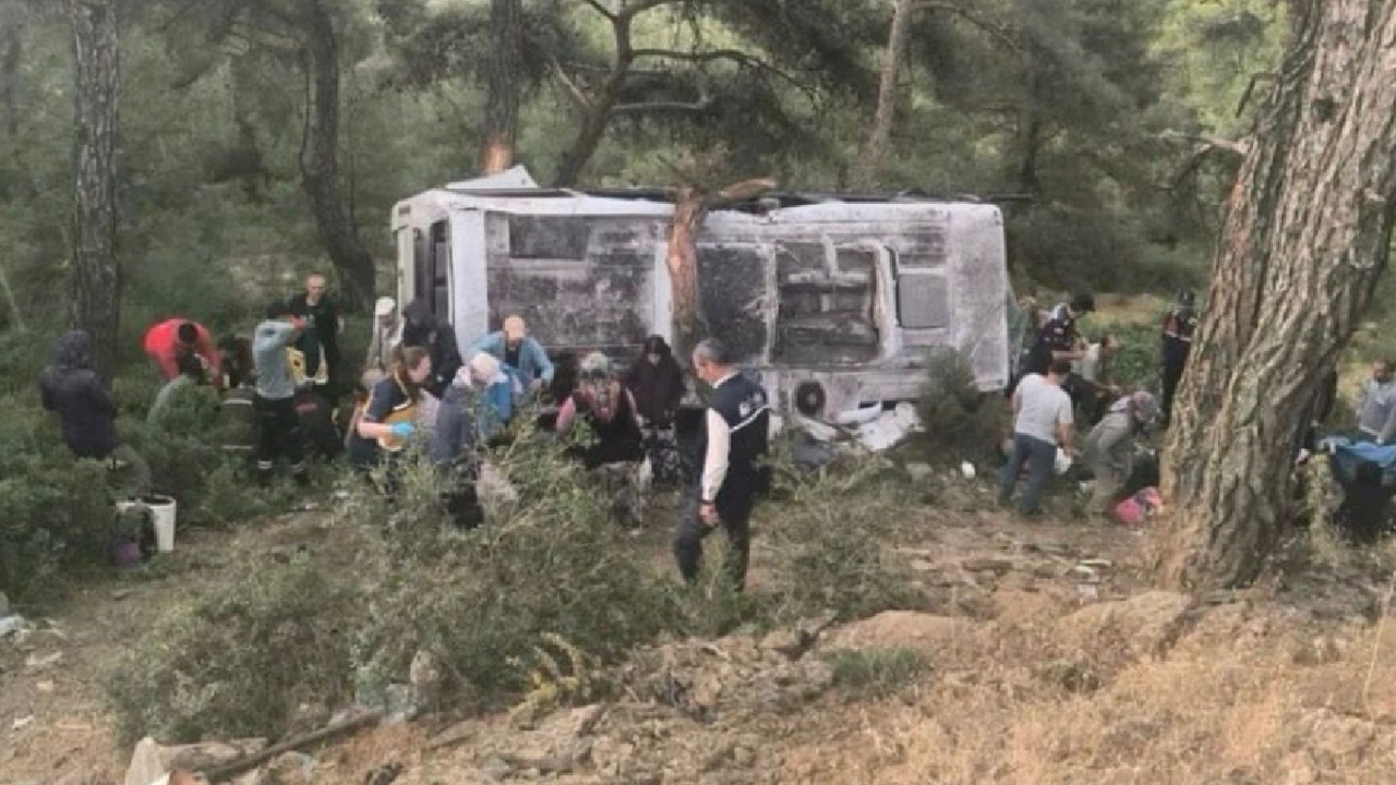 İzmir'de tarım işçilerini taşıyan servis şarampole devrildi: 22 yaralı