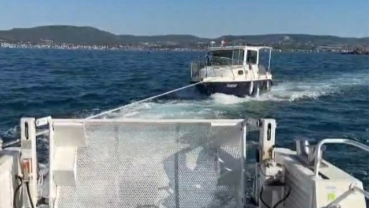 Motor arızası nedeniyle sürüklenen teknedeki 3 kişi kurtarıldı