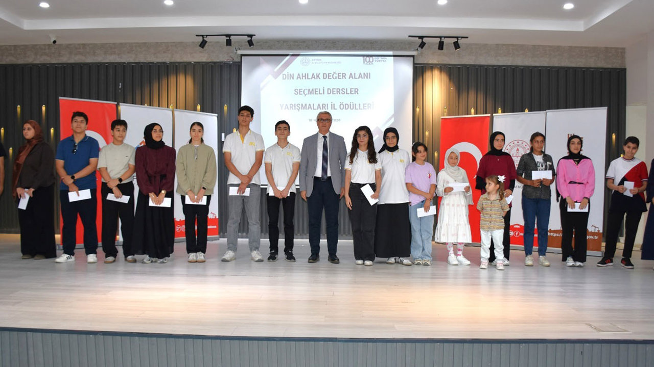 Din, ahlak ve değer yarışmalarında başarılı öğrenciler ödüllendirildi