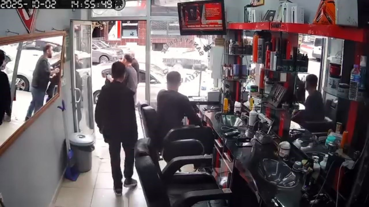 İstanbul’da bakkal ve berberde deprem anı kamerada: Vatandaşlar panikle dışarıya çıktı
