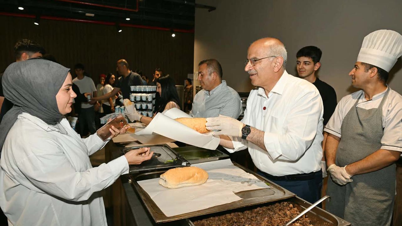 Malatya Büyükşehir Belediye Başkanı Er, öğrencilere yemek dağıttı