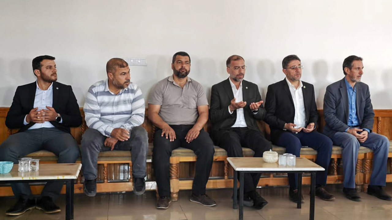 HÜDA PAR Şanlıurfa İl Başkanı Polat, kazada hayatını kaybeden 3 kardeşin taziyesine katıldı