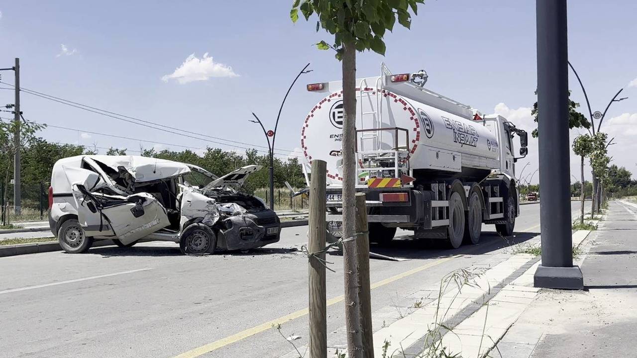 Malatya'da hafif ticari araç ile kamyon çarpıştı: 1 yaralı