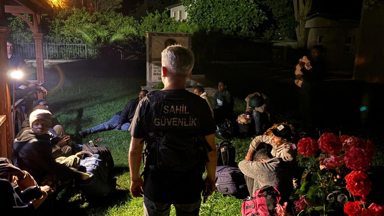 İzmir'de açıklarında 14 düzensiz göçmen yakalandı