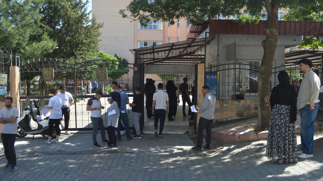 YKS'de değişmeyen görüntü: Siirt'te bazı adaylar sınav kapısına son dakikada geldi