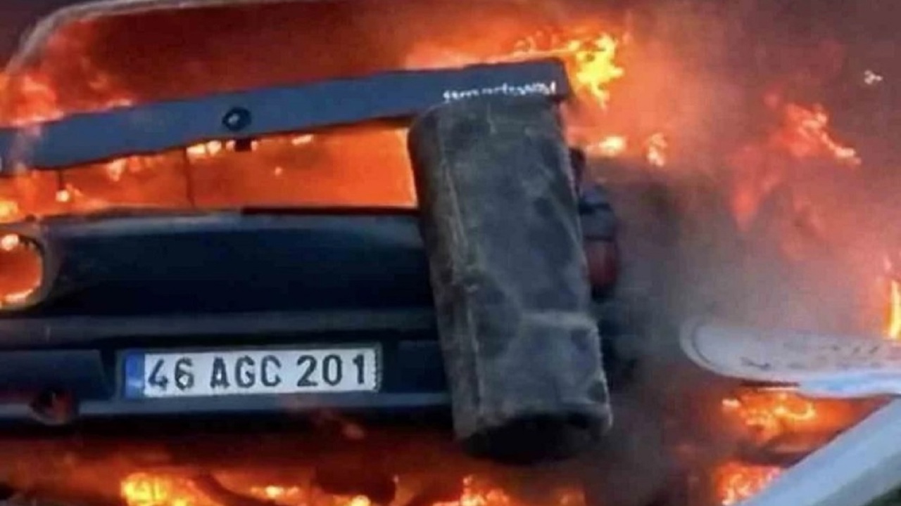 Samsun'da aydınlatma direğine çarpan otomobil alev aldı: Bir ölü, bir yaralı