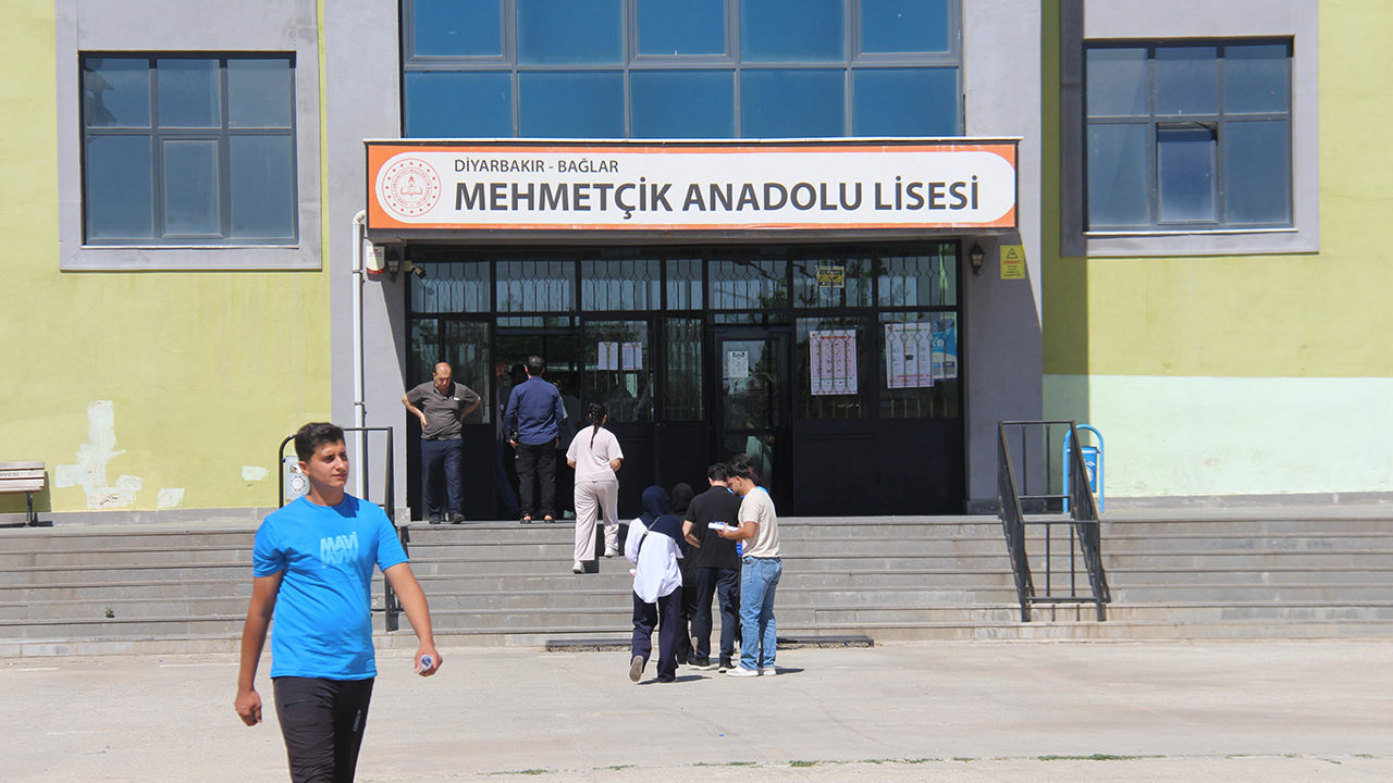 Diyarbakır’da YKS heyecanı: Bazı adaylar son dakikada sınava yetişti