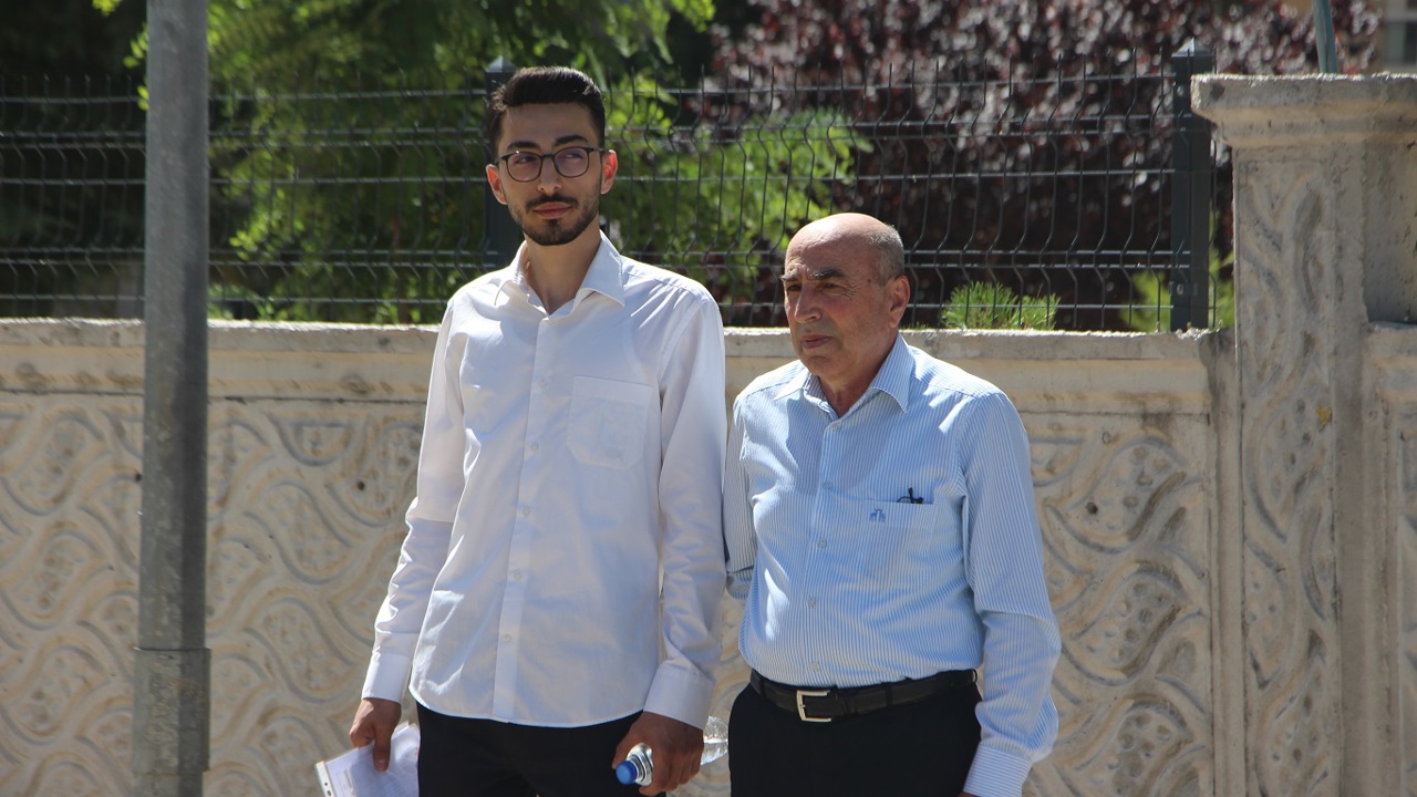 Mardin'de baba-oğul birlikte YKS'ye girdi: Hedefleri ilahiyat fakültesinde sınıf arkadaşı olmak