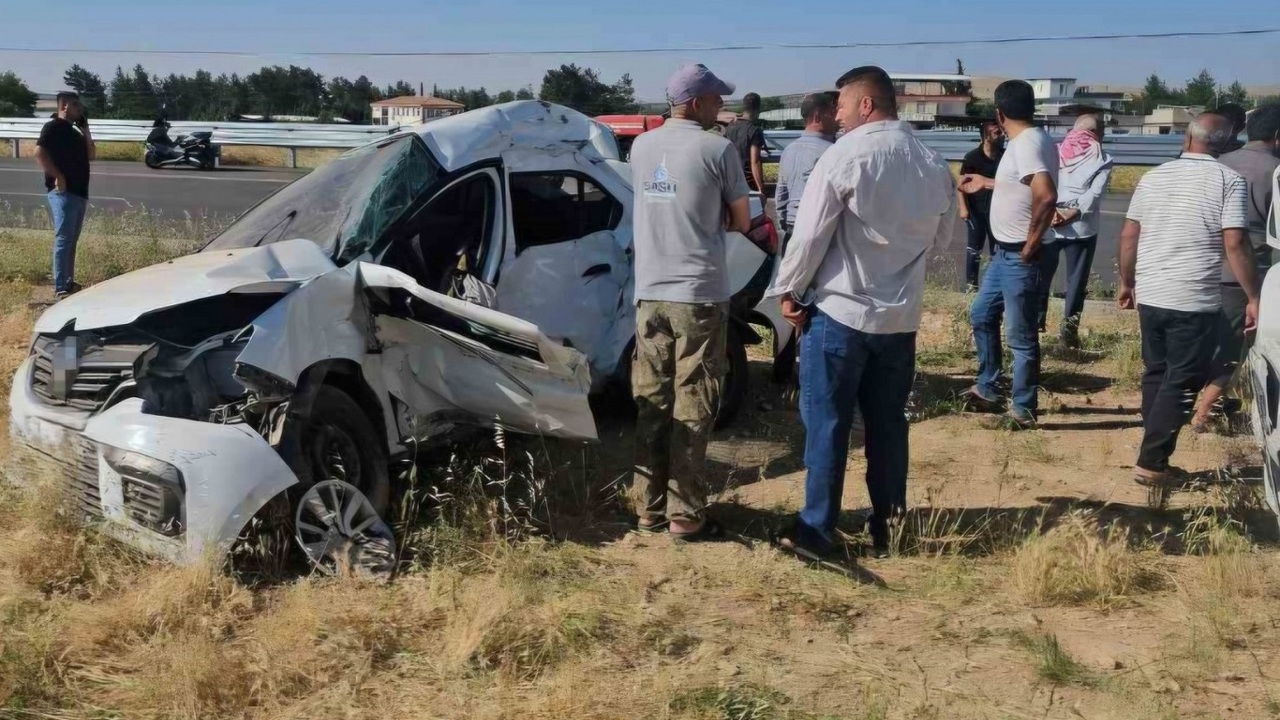 YKS için yola çıkan otomobil tırla çarpıştı: Bir ölü, bir yaralı
