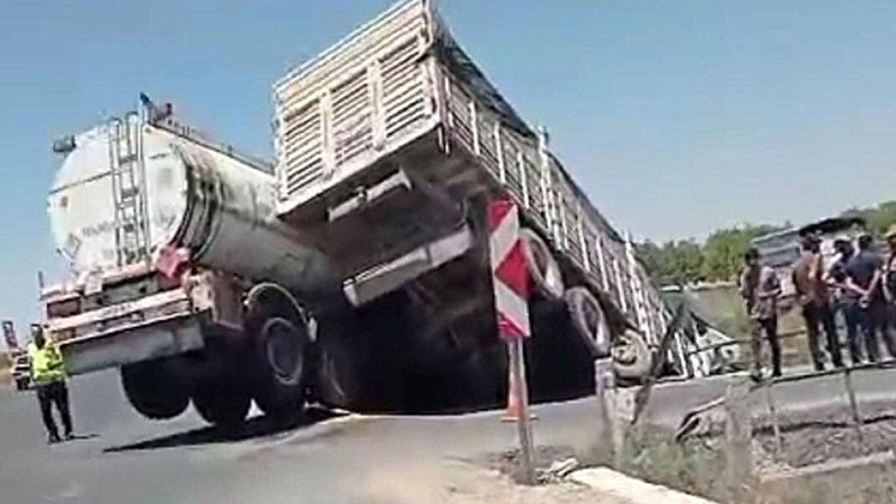 Akçakale yolunda tır ve tanker sulama kanalına devrildi