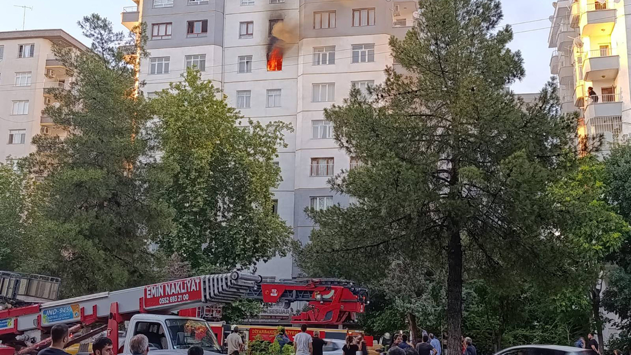 Diyarbakır'da bir binada çıkan yangın paniğe yol açtı