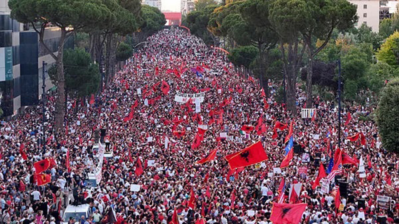 Arnavutluk'ta Trump ailesiyle bağlantılı lüks tatil köyü projesine karşı protestolar sürüyor