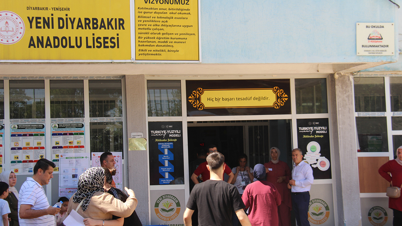 Diyarbakır'da her sınav dönemi aynı sorun: İsim benzerliği öğrencileri mağdur ediyor