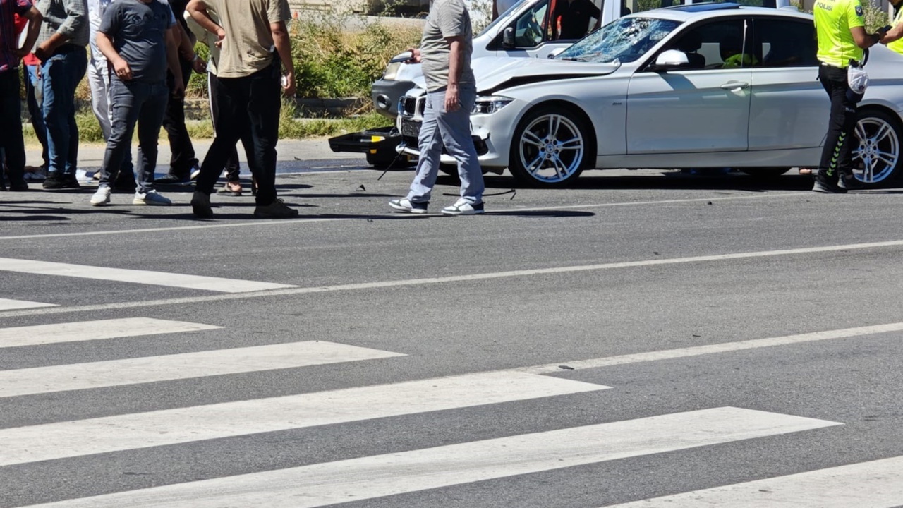 Batman'da lüks otomobil ile motosiklet çarpıştı: 1 yaralı
