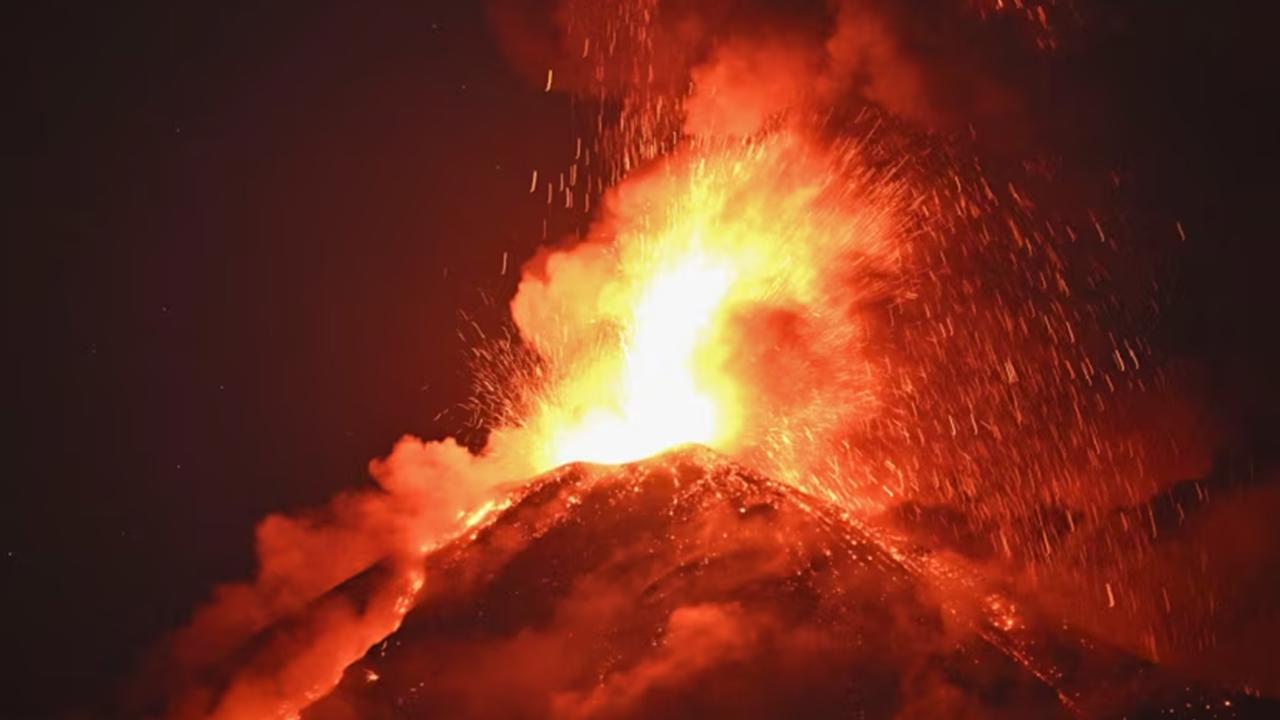  Guatemala’daki Fuego Yanardağı'nda patlama