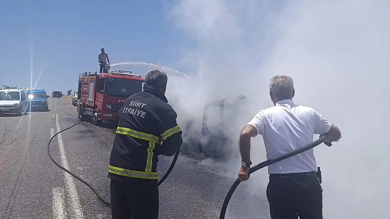Siirt'te seyir halindeki araç alevlere teslim oldu
