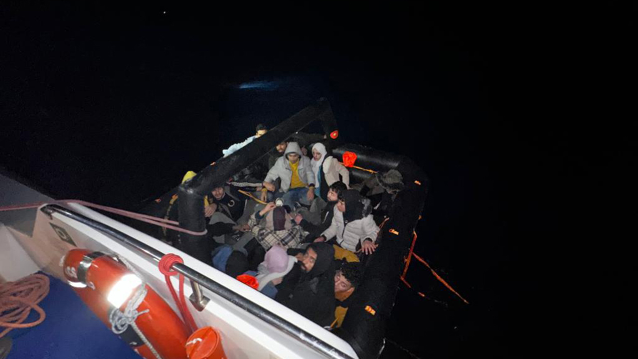 Muğla açıklarında 16 düzensiz göçmen kurtarıldı