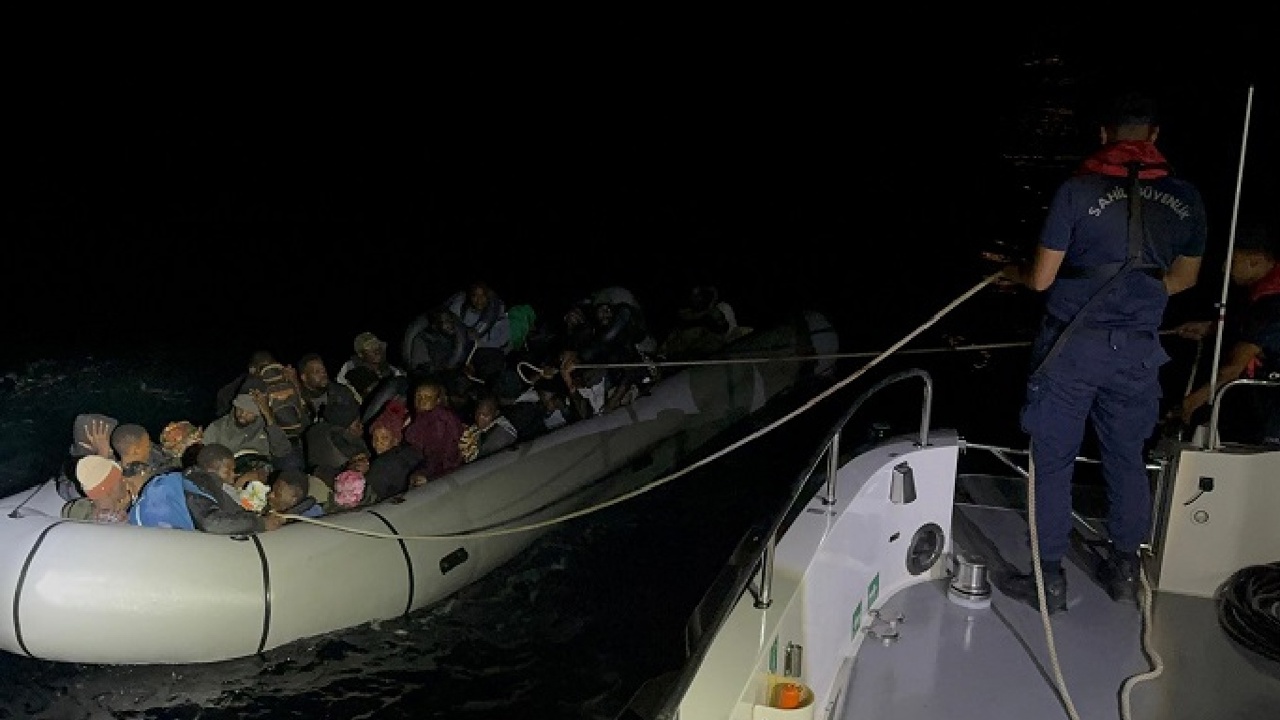 İzmir açıklarında 43 düzensiz göçmen yakalandı