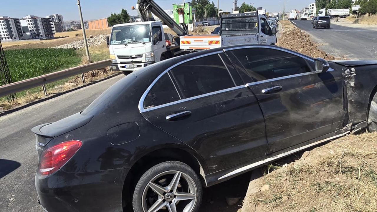 Batman'da otomobil ile açık kasa minibüs çarpıştı