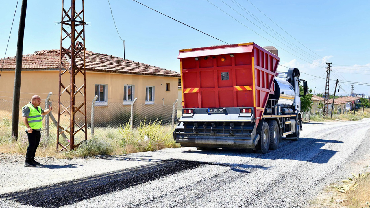 Yeşilyurt Belediyesi, kırsal mahallelerde yol çalışmalarını sürdürüyor