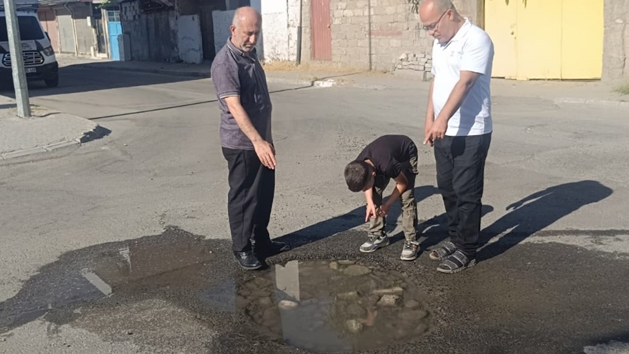 Su kaçağı haftalardır devam ediyor, mahalleli çözüm bekliyor