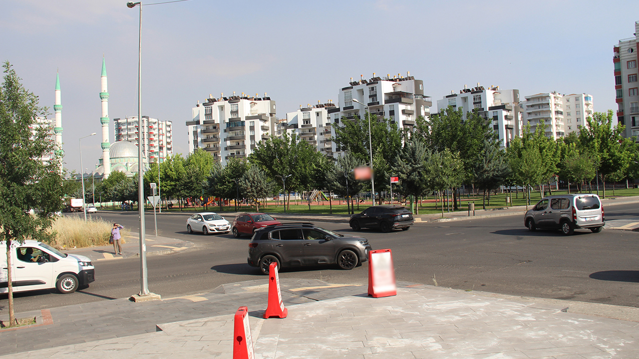 Diyarbakır'da tehlike saçan kavşak: Mahalleli trafik ışığı talep ediyor