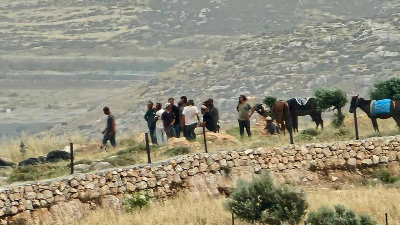 Yatta'da Yahudi çete saldırısı: 4 Filistinli yaralandı, 60 ağaç söküldü