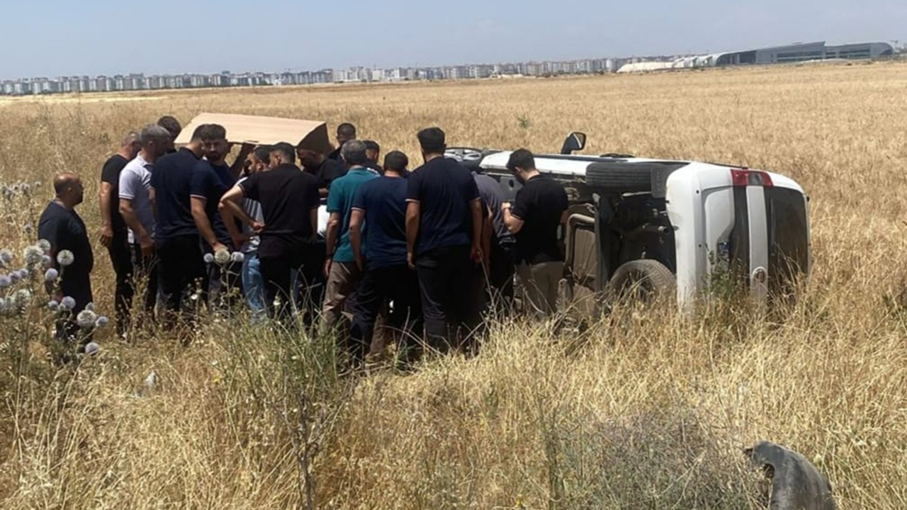 Diyarbakır'da kontrolden çıkan hafif ticari araç takla attı