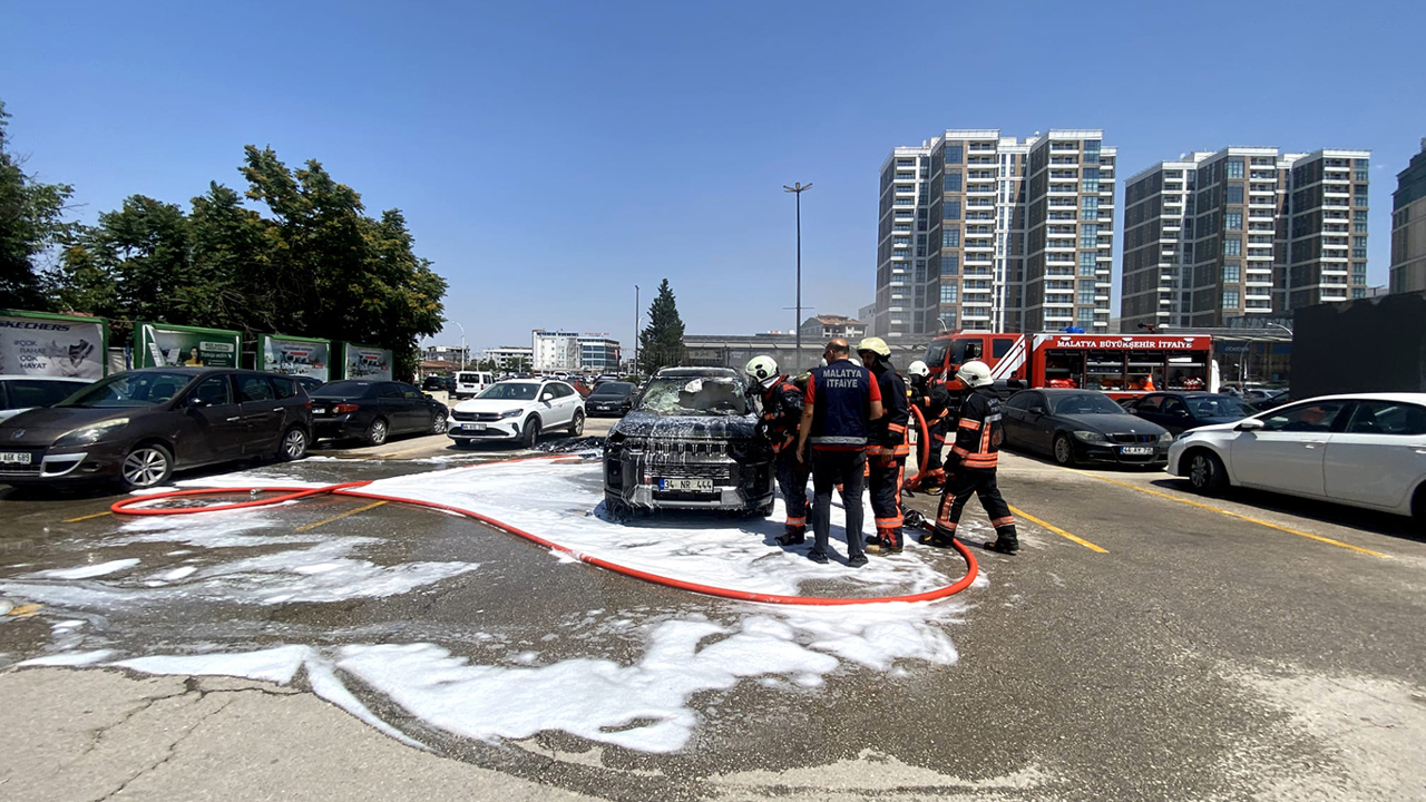Otoparkta LPG'li araç alev aldı: Facianın eşiğinden dönüldü