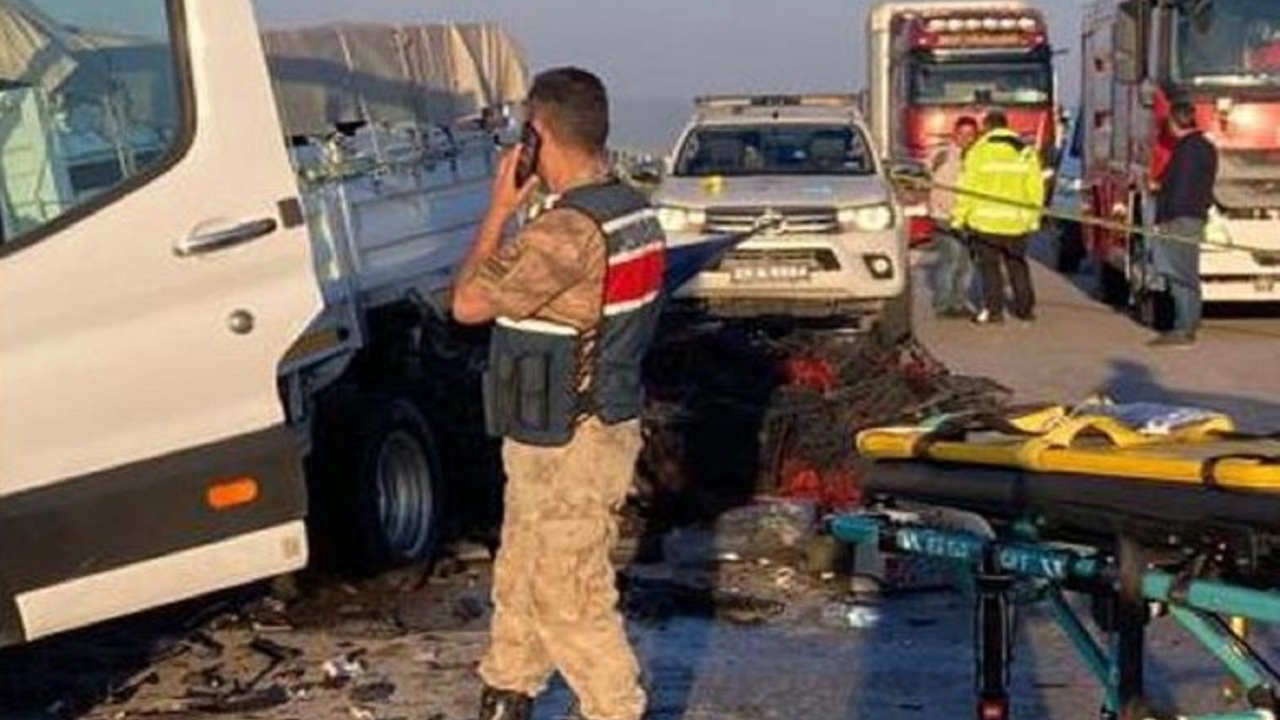 Erzurum'da feci kaza: Kamyonete çarpan otomobilde 3 kişi hayatını kaybetti