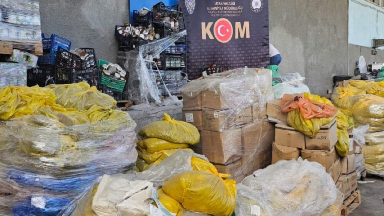 Uşak'ta 29 ton tarihi geçmiş çikolata ele geçirildi