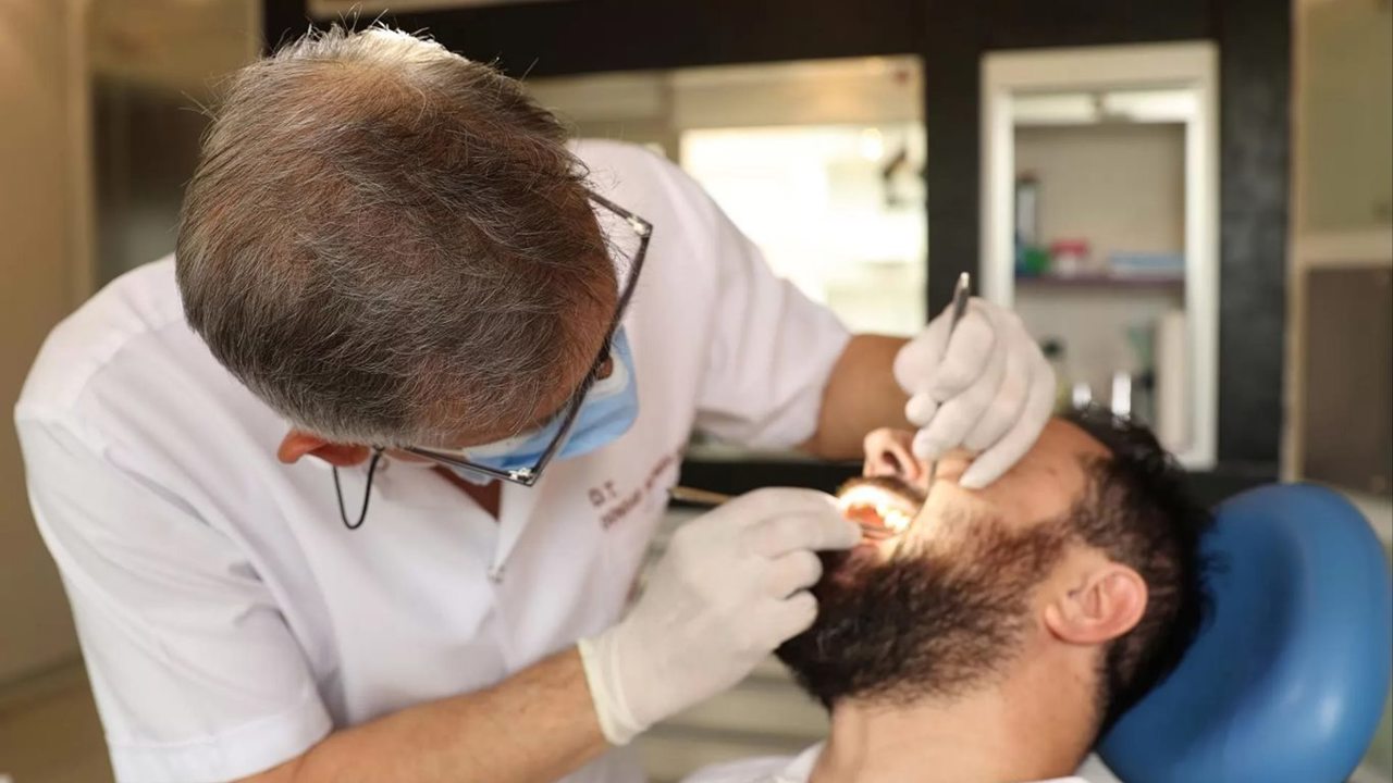 Geçmeyen ağız kokusunun nedeni diş sorunları olabilir