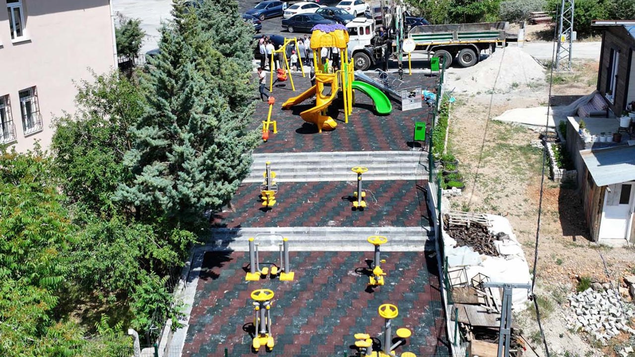 Yeşilyurt Belediyesinden "Güneş Enerjili" çocuk parkı