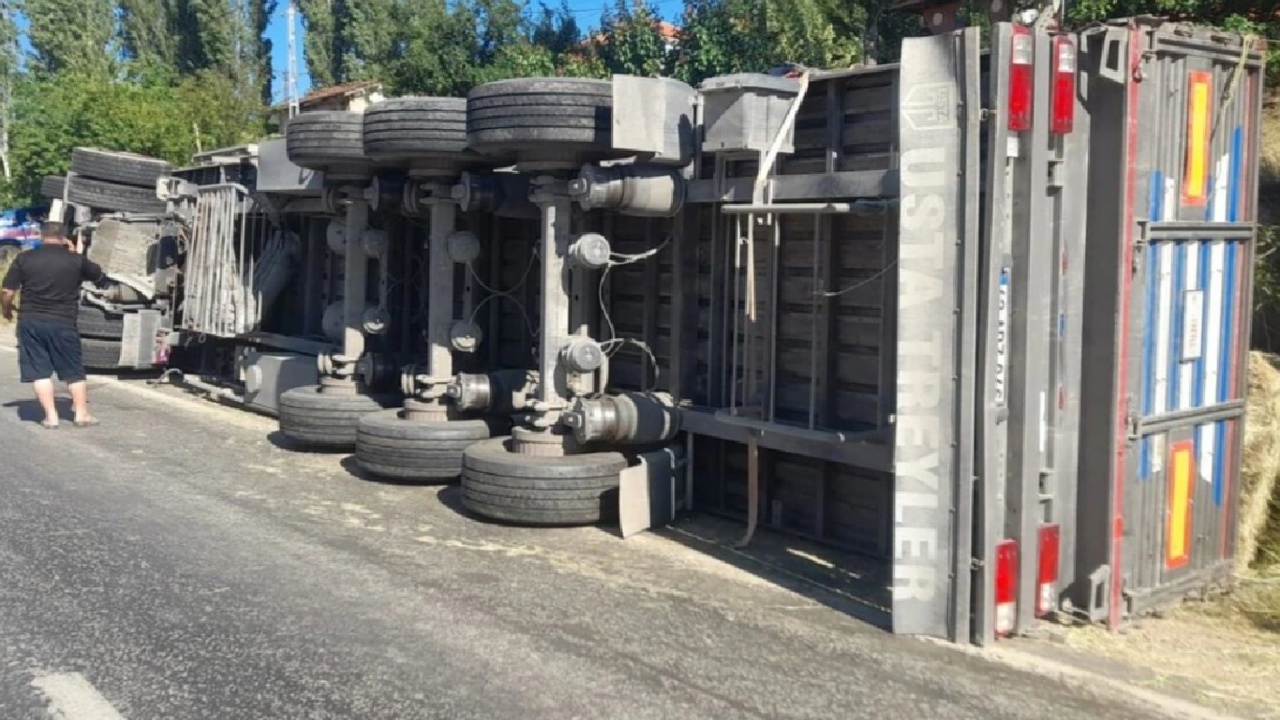 İzmir’de tır ile otomobil çarpıştı: Bir yaralı