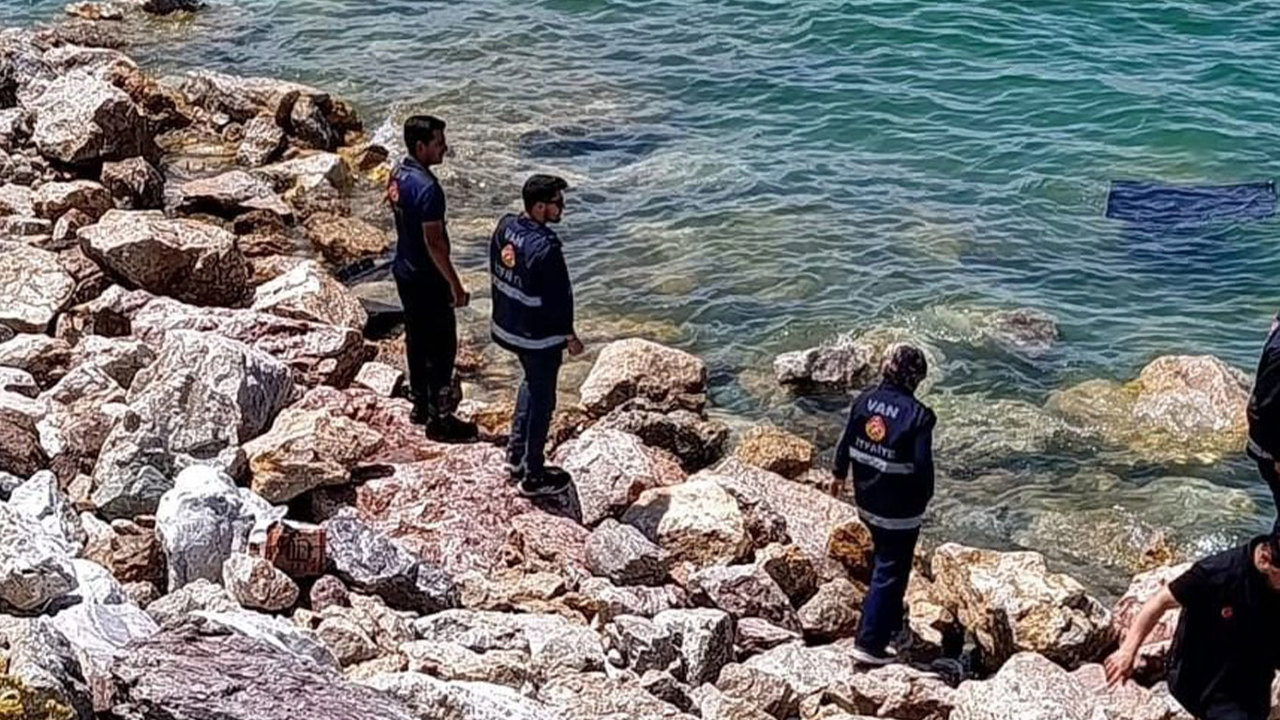 Kontrolden çıkan araç Van Gölü’ne uçtu: Sürücü yaralandı