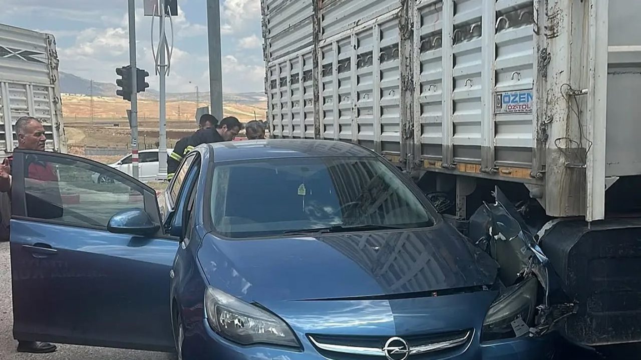 Siirt’te korkutan kaza: Otomobil tır'ın yakıt deposuna çarptı